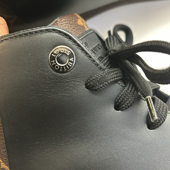 Louis Vuitton - Picture 10 of 12